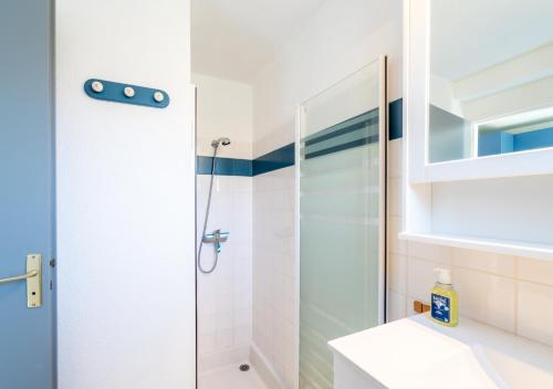 une salle de bain avec douche et lavabo dans l'établissement Maison des Embruns, à Biscarrosse