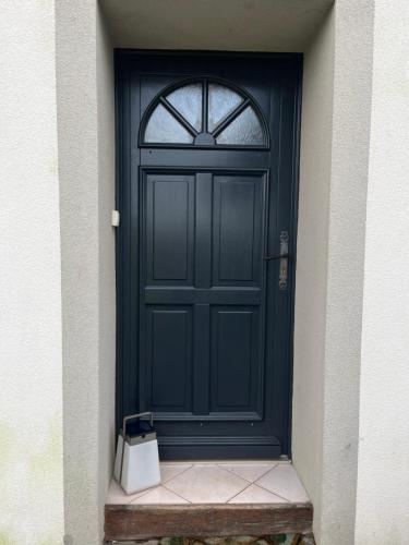 a black door with a box in front of it at Cocon des 2 lacs in Étercy