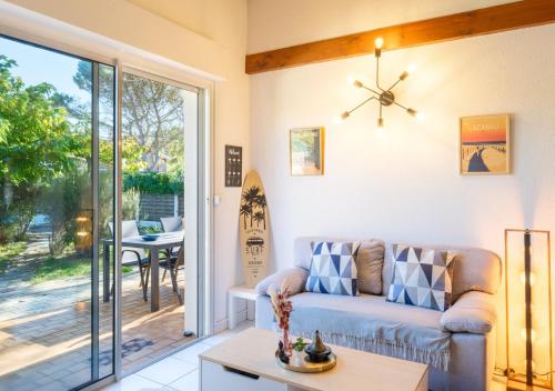 un salon avec un canapé et une table dans l'établissement Maison des Embruns, à Biscarrosse