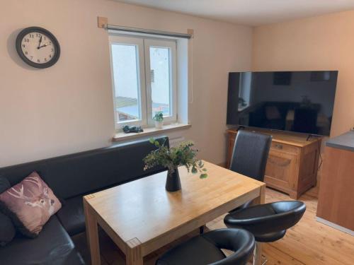 TV a/nebo společenská místnost v ubytování Oberbayern Lengenfeld 2 Wohnungen a 4 Schlafzimmer Neu umgebaut