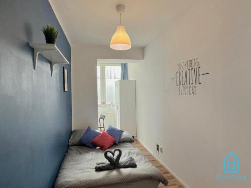 Postel nebo postele na pokoji v ubytování Creative Room - 10 Minutes to Gdańsk Old Town & Seaside