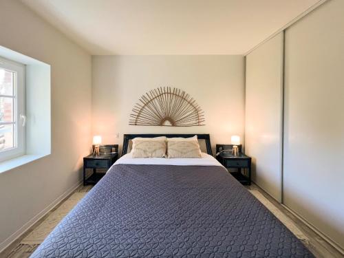 une chambre avec un grand lit avec deux tables de nuit dans l'établissement La Grange Animation, à Pomarez