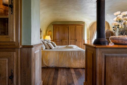 a bedroom with a bed in a room at LeSable luxury vacation home in Kluisbergen