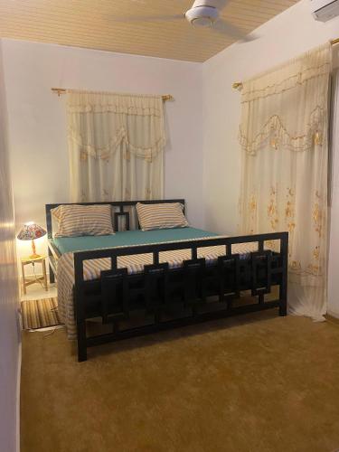 sypialnia z łóżkiem w pokoju w obiekcie AMAL HoME w mieście Wagadugu