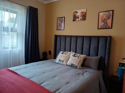 Ένα ή περισσότερα κρεβάτια σε δωμάτιο στο Oakway Guest Suite 2 Beds 1Bath Aircon Kitchen Private