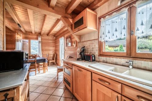 una cucina con lavandino e una sala da pranzo di Chalet familial - Le Laquis a Morillon