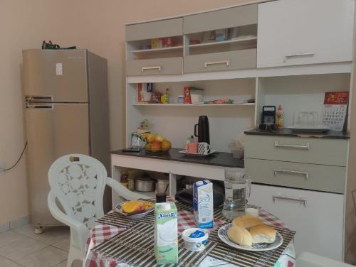 a small kitchen with a table with food on it at Casa Brisa Tropical in Cayru