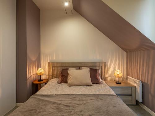 une chambre avec un grand lit avec deux lampes dans l'établissement Holiday Home Un coin d'air pur by Interhome, à Fort-Mahon-Plage