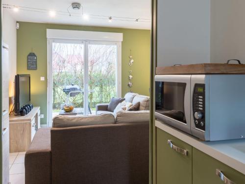- un salon avec un canapé et un four micro-ondes dans l'établissement Holiday Home Un coin d'air pur by Interhome, à Fort-Mahon-Plage