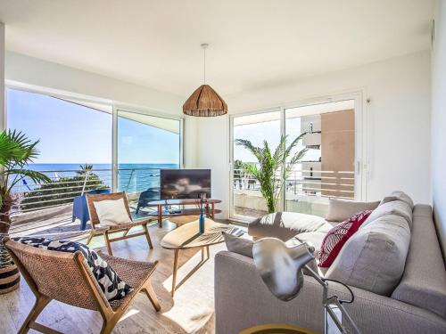 un salon avec un canapé, des chaises et une télévision dans l'établissement Apartment Le Chantilly-3 by Interhome, à Cagnes-sur-Mer