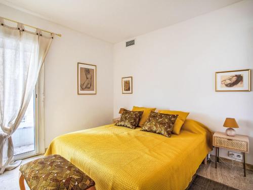 une chambre avec un lit jaune avec une fenêtre dans l'établissement Apartment Le Chantilly-3 by Interhome, à Cagnes-sur-Mer