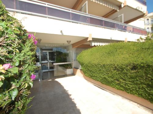 Billede fra billedgalleriet på Studio rénové face mer avec terrasse, clim, wifi et proche commodités à Menton - FR-1-196-167 i Menton