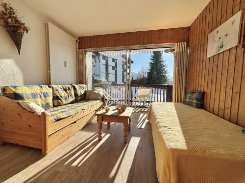 un salon avec un canapé et une table dans l'établissement Studio Classé 1* avec Piscine et Tennis Privatifs, au Pied des Pistes - 3 Pers. - FR-1-595-18, à Notre-Dame-de-Bellecombe