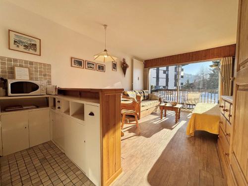 une cuisine et un salon avec un canapé et une table dans l'établissement Studio Classé 1* avec Piscine et Tennis Privatifs, au Pied des Pistes - 3 Pers. - FR-1-595-18, à Notre-Dame-de-Bellecombe