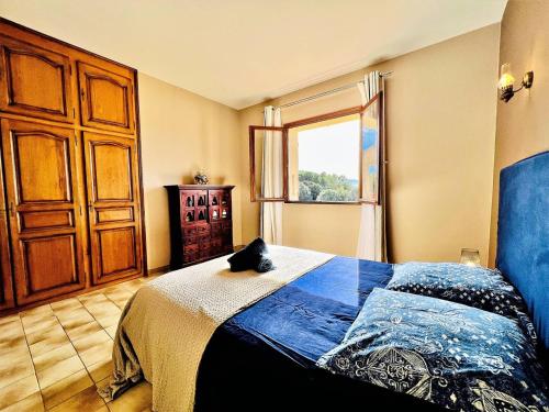 une chambre avec un lit sur lequel est assis un chat dans l'établissement CasaCampanile, à Olmeto