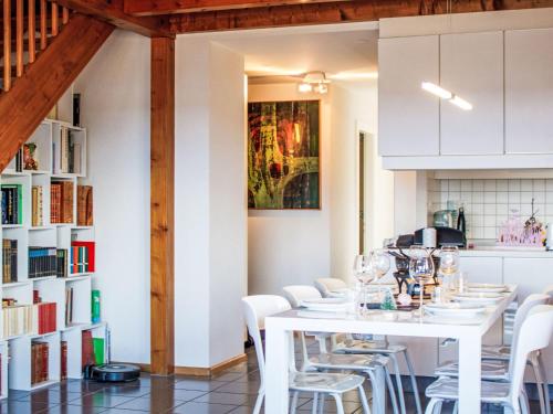 ein Esszimmer mit einem weißen Tisch und Stühlen in der Unterkunft Apartment Bietschorn 20 by Interhome in Nendaz