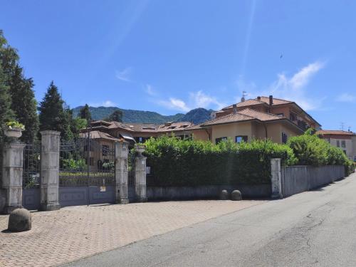 una valla frente a una casa con casas en Apartment Magnolia by Interhome, en Porto Valtravaglia