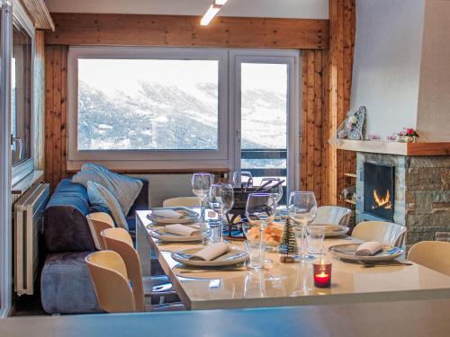 ein Esszimmer mit Tisch und Kamin in der Unterkunft Apartment Bietschorn 20 by Interhome in Nendaz