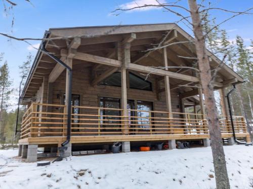 eine Blockhütte im Wald im Schnee in der Unterkunft Holiday Home Villa korpi by Interhome in Rukatunturi 