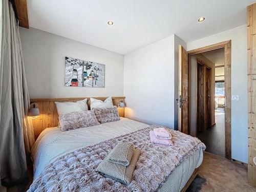une chambre avec un lit avec deux serviettes dessus dans l'établissement Apartment Péclet 305 by Interhome, aux Menuires