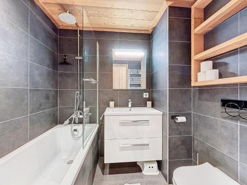 une salle de bain avec une baignoire, un lavabo et des toilettes dans l'établissement Apartment Péclet 305 by Interhome, aux Menuires
