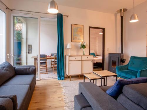 un salon avec un canapé et une table dans l'établissement Holiday Home Ker Mylio by Interhome, à La Bernerie-en-Retz