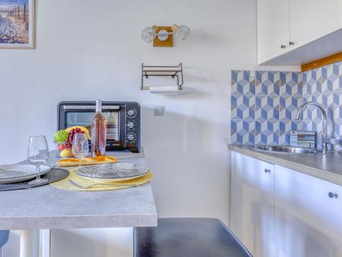 La cuisine est équipée d'un comptoir avec un grille-pain et un four. dans l'établissement Studio Les Aigues Marines-73 by Interhome, à Saint-Cyr-sur-Mer