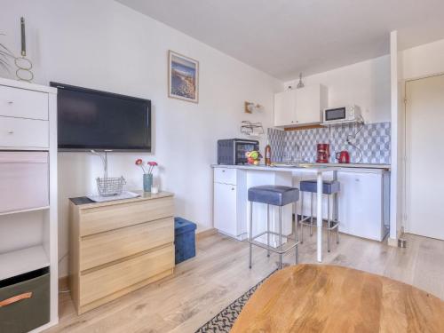 Il comprend un salon doté d'une cuisine avec une télévision et une table. dans l'établissement Studio Les Aigues Marines-73 by Interhome, à Saint-Cyr-sur-Mer