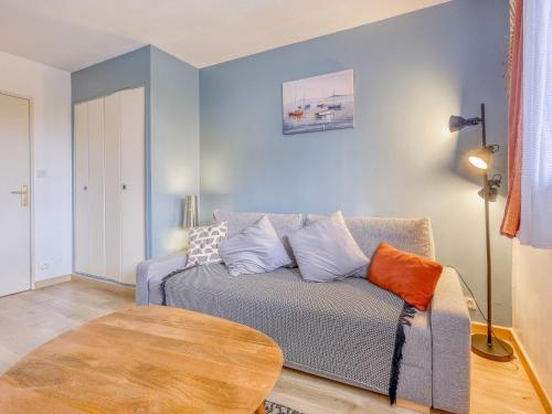 un salon avec un canapé et une table dans l'établissement Studio Les Aigues Marines-73 by Interhome, à Saint-Cyr-sur-Mer