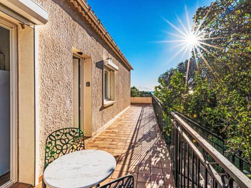 - un balcon bien exposé avec une table et des chaises dans l'établissement Apartment T3 Gabriello by Interhome, à Cala dʼOro