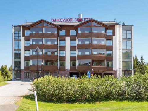 un bâtiment avec une enseigne au sommet dans l'établissement Holiday Home Tahkovuori chalet b 506 by Interhome, à Tahkovuori