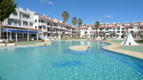 una piscina en medio de un complejo en Apartamentos Habitat Altamar, en Alcossebre