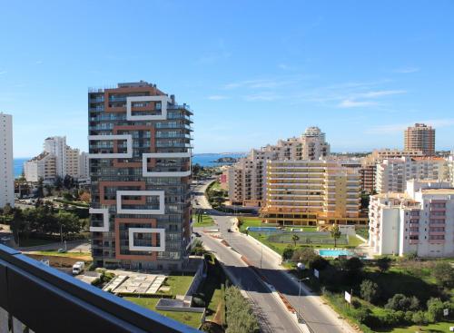 ポルティマンにあるPraia da Rocha Tarikの高層建築の街並み