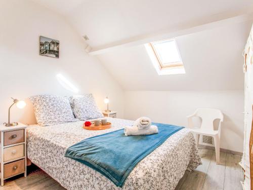 une chambre avec un lit avec une serviette dessus dans l'établissement Apartment Les Tilleuls-1 by Interhome, à La Bernerie-en-Retz