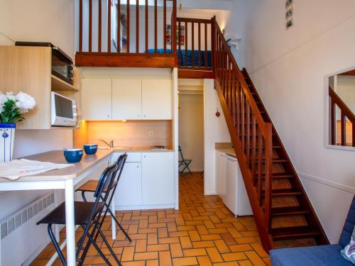 une cuisine avec un escalier dans une petite maison dans l'établissement Holiday Home Plein Océan-4 by Interhome, à Pornic