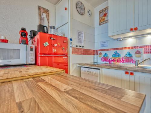 une cuisine avec un comptoir avec un micro-ondes dans l'établissement Apartment Primavéra-13 by Interhome, à Lacanau-Océan