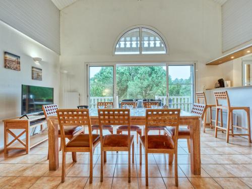 une cuisine et une salle à manger avec une table et des chaises dans l'établissement Holiday Home Atlantic Green by Interhome, à Lacanau-Océan