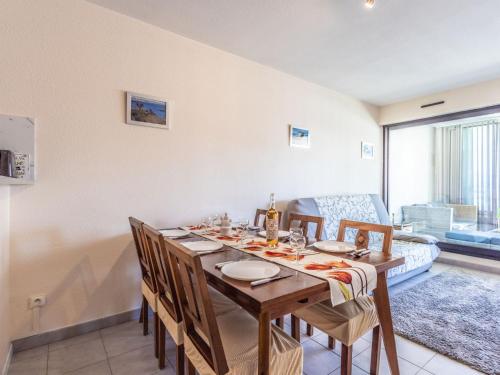 - une salle à manger avec une table, des chaises et un canapé dans l'établissement Apartment Le Sunset-Cap Sud-26 by Interhome, au Cap d'Agde