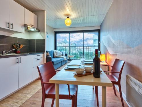 une cuisine et une salle à manger avec une table et des chaises dans l'établissement Studio Les Sables d'Argent-10 by Interhome, à Lacanau-Océan