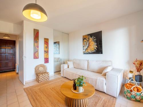 un salon avec un canapé et une table dans l'établissement Apartment Les Sauvagières II-7 by Interhome, à Cavalaire-sur-Mer