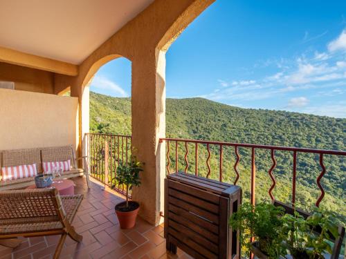 un balcon avec vue sur une montagne dans l'établissement Apartment Les Sauvagières II-7 by Interhome, à Cavalaire-sur-Mer