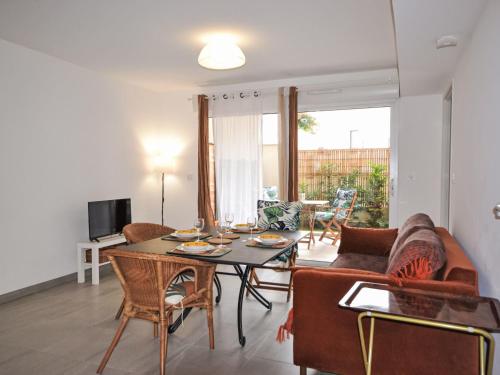 un salon avec une table et un canapé dans l'établissement Apartment Pigonnet by Interhome, à Aix-en-Provence