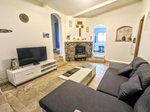 un salon avec un canapé et une cheminée dans l'établissement Holiday Home Villa au coeur de la Foret by Interhome, à Puget-Ville