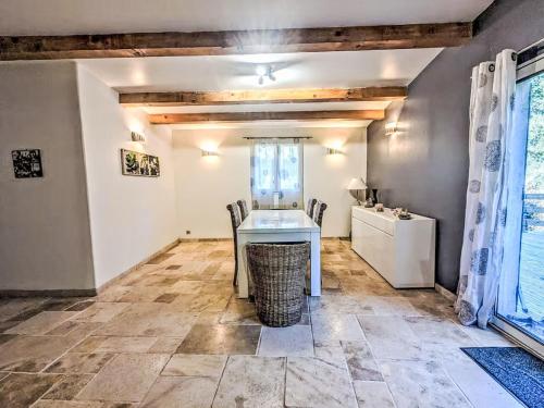 une salle à manger avec une table et des chaises blanches dans l'établissement Holiday Home Villa au coeur de la Foret by Interhome, à Puget-Ville