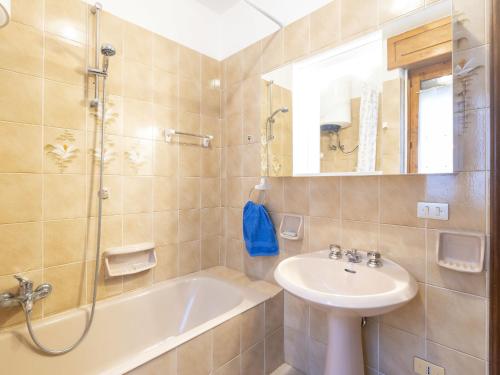 Bilik mandi di Apartment Val Masino Mountain Flat by Interhome