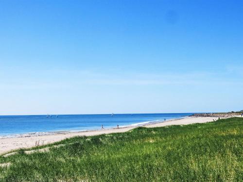 - une plage avec des personnes se promenant sur le sable et l'océan dans l'établissement Holiday Home La Bosse XL - Villa - Dépendance by Interhome, à LʼÉpine