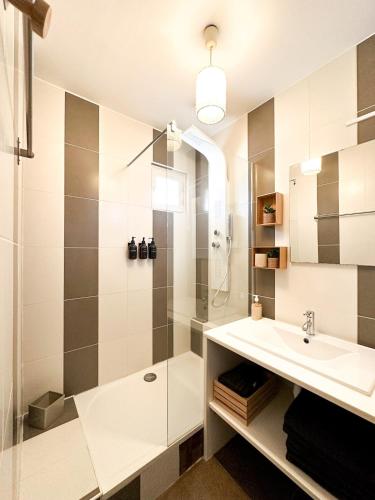 a bathroom with a shower and a sink at Casa del Sol, À quelques pas du port et des plages in Bandol