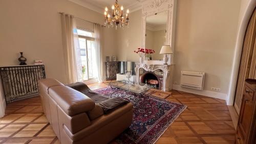 un salon avec un canapé et une cheminée dans l'établissement Le vintage, à Bouzigues