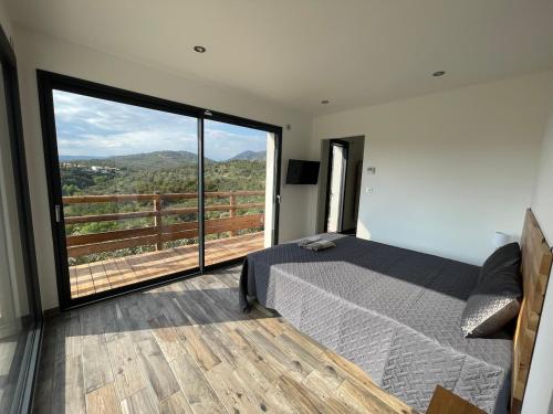 une chambre avec un lit et une grande fenêtre dans l'établissement Villa neuve 4 étoiles avec piscine et belles vues, à Sainte-Maxime