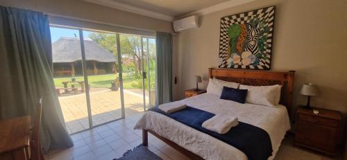 Katil atau katil-katil dalam bilik di Tamboti Bush Lodge